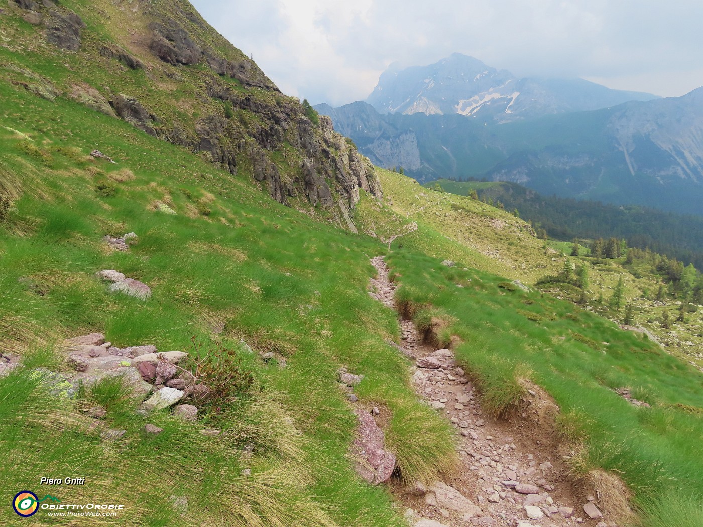 75 Discendo sul sent. 217 il vallone dei Tre Pizzi con vista in Corna Piana e  Arera tra le nuvole.JPG